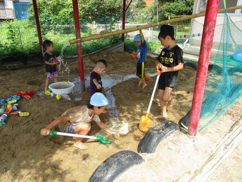 砂場で川作り
