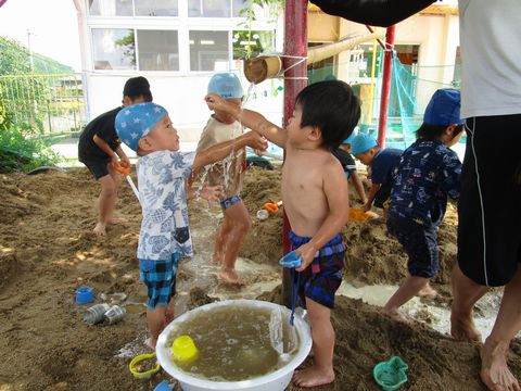 未満児さんも水浴び