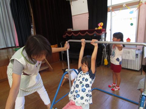 鉄棒にぶらさがる様子