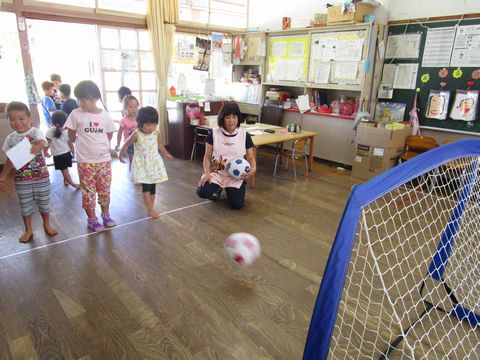 サッカーゴールめがけてキック
