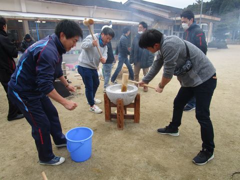 もちつきの様子　保護者さん