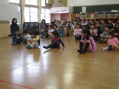 おしり歩き競争の様子