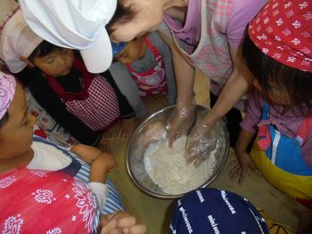 みそづくりで材料を混ぜる