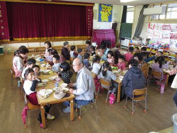 芋ほり後の敬老会との食事