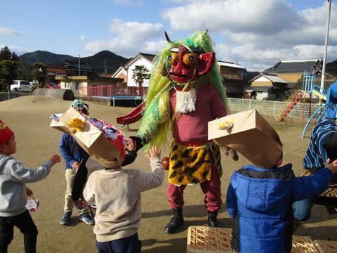 鬼さんと仲直りの握手