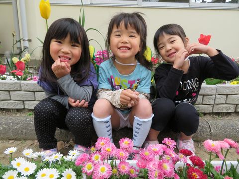 お花の前で