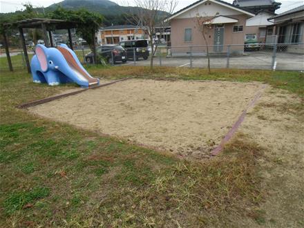 川東児童遊園すべり台