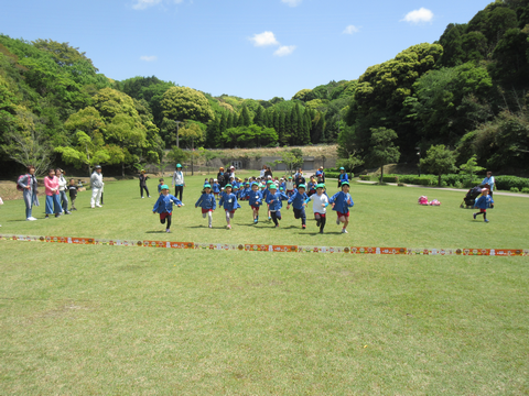 子ども達がかけっこをしている様子