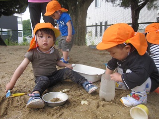 2歳児砂遊び