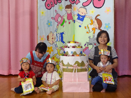 ステージに立っている誕生者
