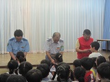おまわりさん、交通指導員さんに、記念品贈呈