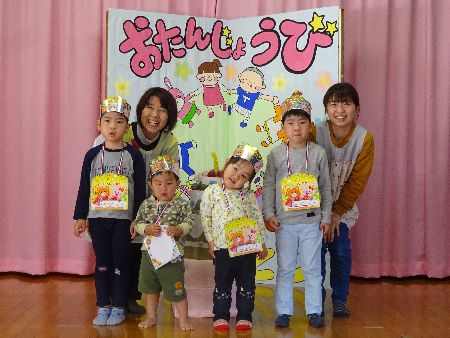 ステージに立っている誕生者