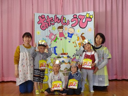 ステージに立っている誕生者