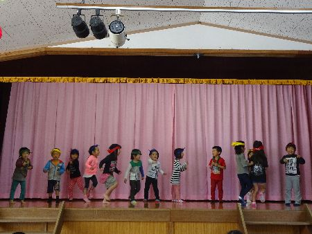 ステージで子どもたちが踊っている様子
