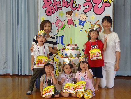 お誕生者がステージに立っている様子