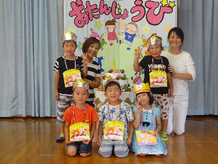 お誕生者がステージに立っている様子