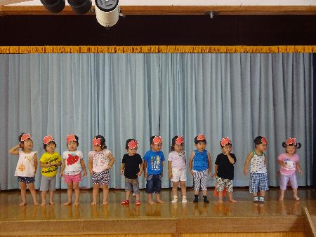 ステージ上で金魚のお面をかぶって出し物をしている様子