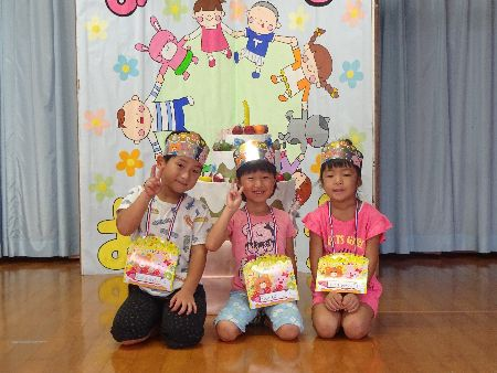 ステージの上に座っている子ども達