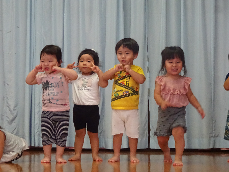 ステージの上で踊っている子ども達