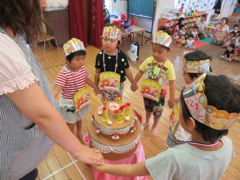 ケーキを囲んでいる様子