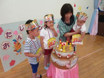 ケーキを囲んで