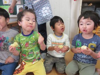 おまんじゅうを食べる様子