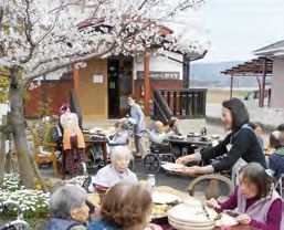 春の恒例イベント、花見の様子