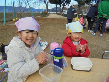 もちを丸める様子