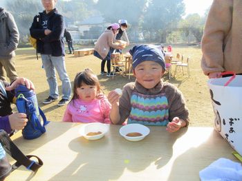 もちを食べる様子