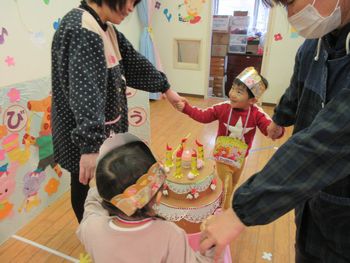 ケーキを囲んでいる様子