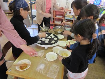 お餅を食べる様子