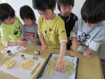 もも組のクッキー作りの様子