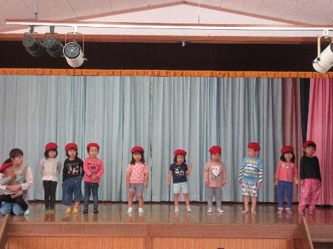 ステージで発表している園児