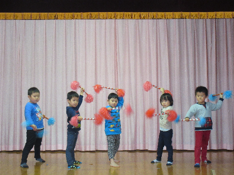 ステージでダンスを踊る園児
