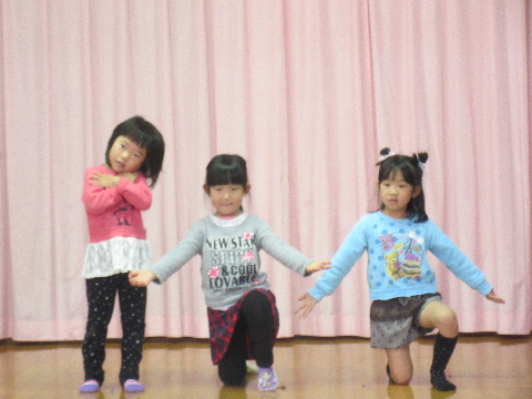 ステージでダンスを踊る園児