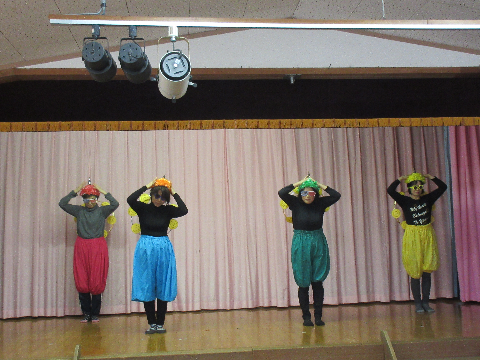 ステージでかみなりどんに扮装して踊る保育者