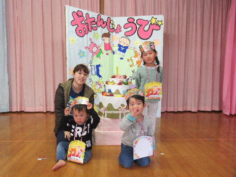 ステージに立っている子どもたち