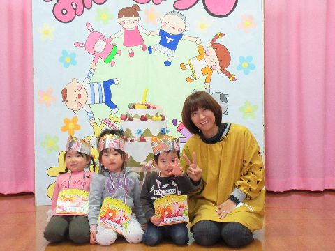 ステージに登壇している園児