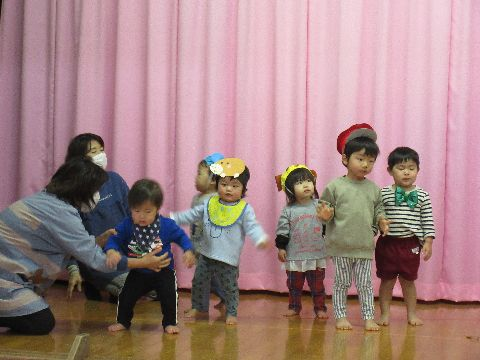 大きなかぶの劇をしている園児