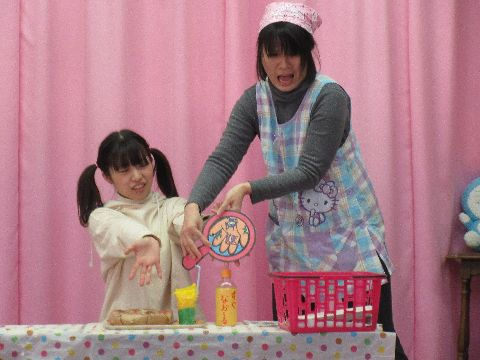 正しい手の洗い方の劇をしている保育士