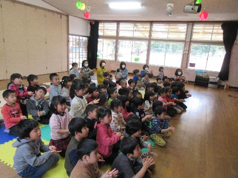 正しい手の洗い方のまねをしている園児