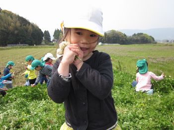 お花と一緒にポーズ