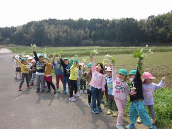 お花を見せる様子