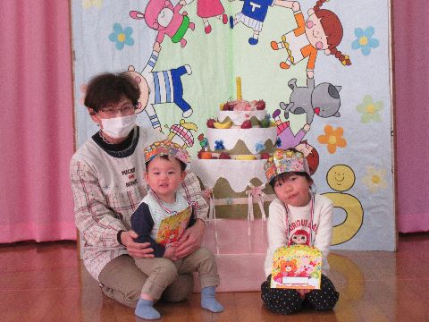 ステージに登壇している園児