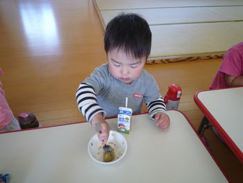 給食の様子　草餅1