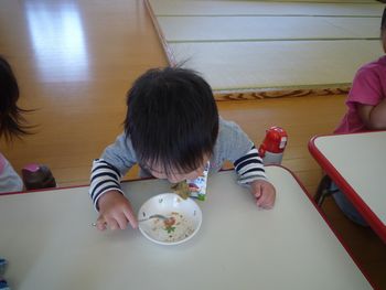給食の様子　草餅2