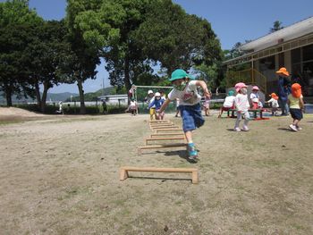 ハードルを跳ぶ様子