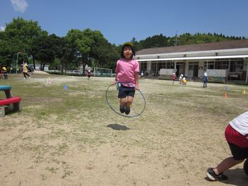 フープで縄跳びをする様子