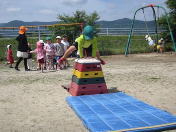 跳び箱をする様子