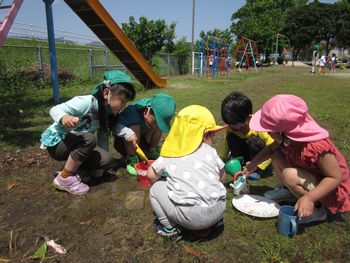 雨水で遊ぶ様子